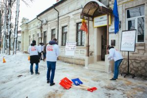 Partidul “ȘOR” a curățat zăpada în ograda Maiei Sandu