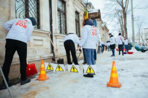 Partidul “ȘOR” a curățat zăpada în ograda Maiei Sandu