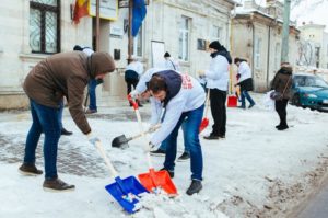 Partidul “ȘOR” a curățat zăpada în ograda Maiei Sandu