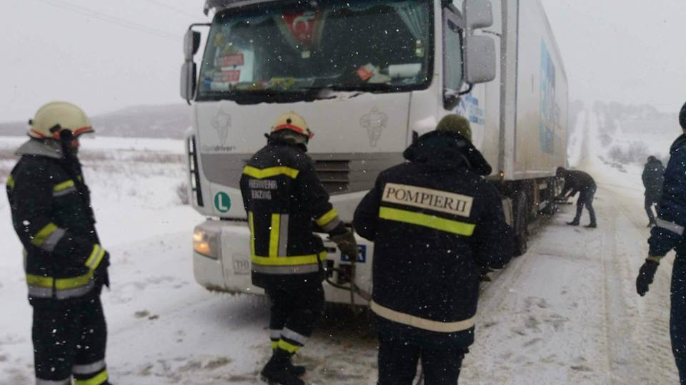 angajații de la drumuri, salvatorii, militarii și polițiștii, au lucrat toată noaptea, au ajutat un număr impresionant de oameni, de șoferi blocați