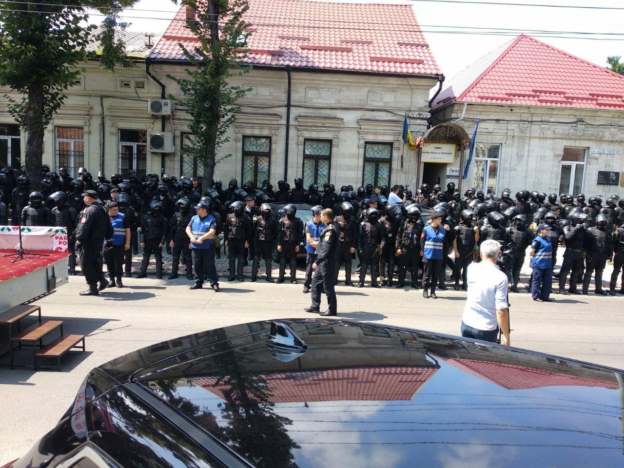 Zeci de polițiști înarmați apără sediul PAS, Un mare grup de protestatari protestează acum împotriva Maiei Sandu, andrei nastase, pldm, ilan shor, magazine sociale, primar de orhei