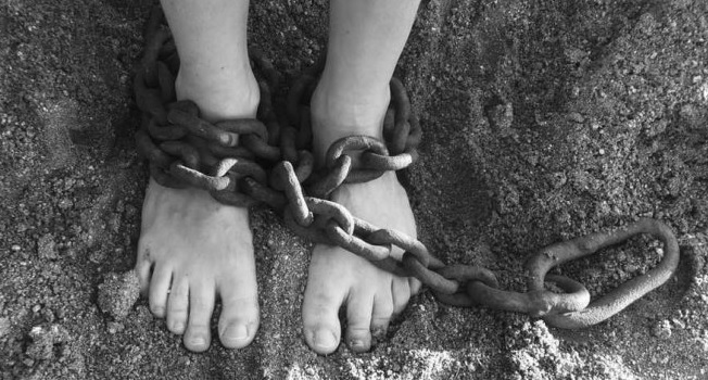 Torturat de proprii părinți, Copilul de 10 ani a fost descoperit ținut în lanțuri, iași romania, poliția