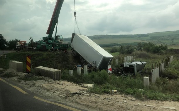 Un camion a derapat de pe carosabil într-un șanț de pe un traseu din localitatea Băneștii noi