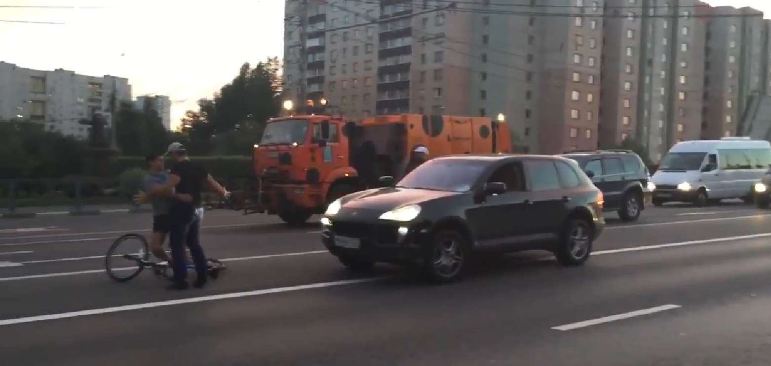 Șmecherii cu Porsche s-au dat jos să-l bată pe biciclist, dar privește cine coboară din duba neagră, bataie de strada, politia