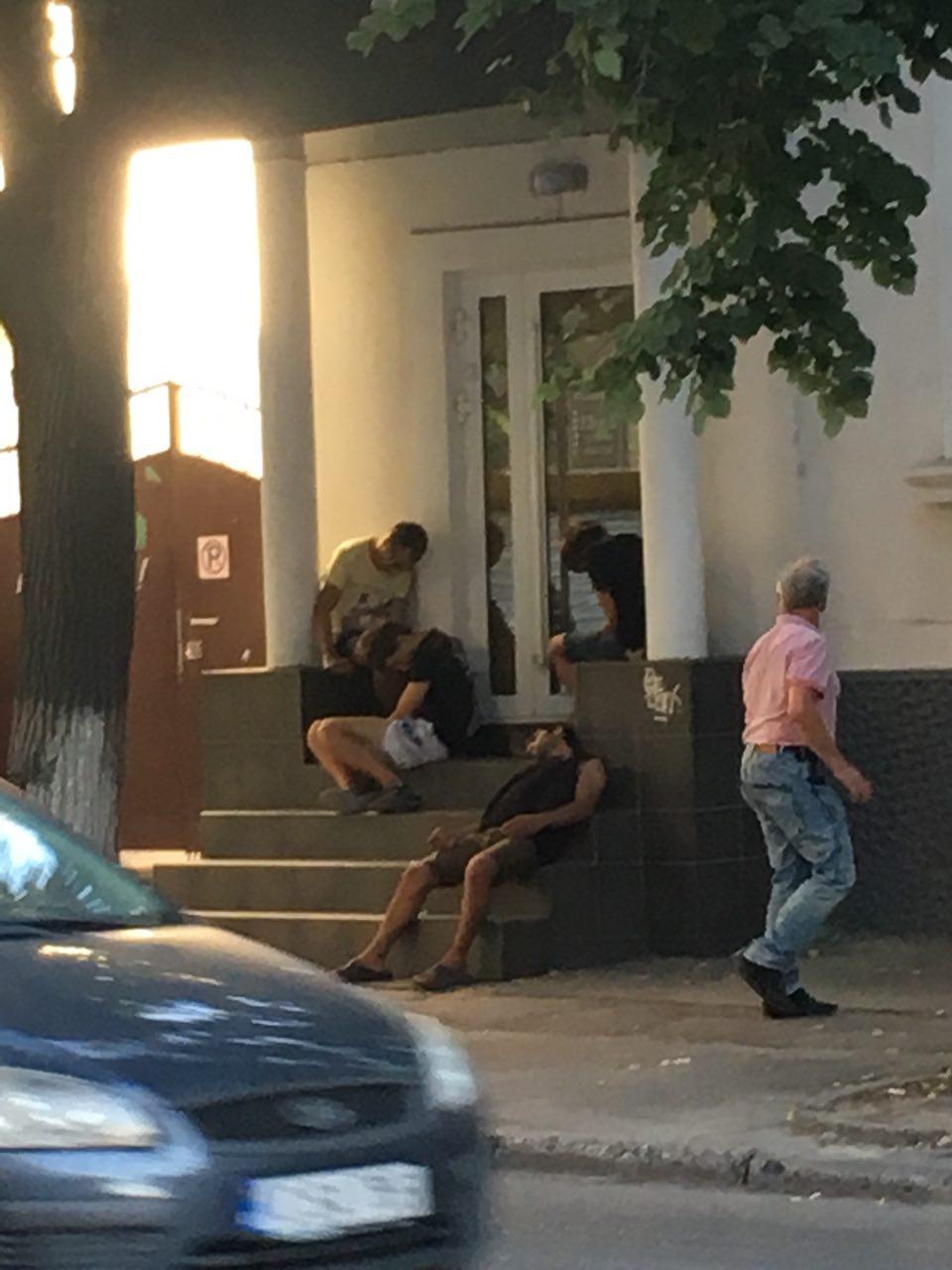 Pe strada București din capitală stau patru tineri într-o stare avansată de euforie