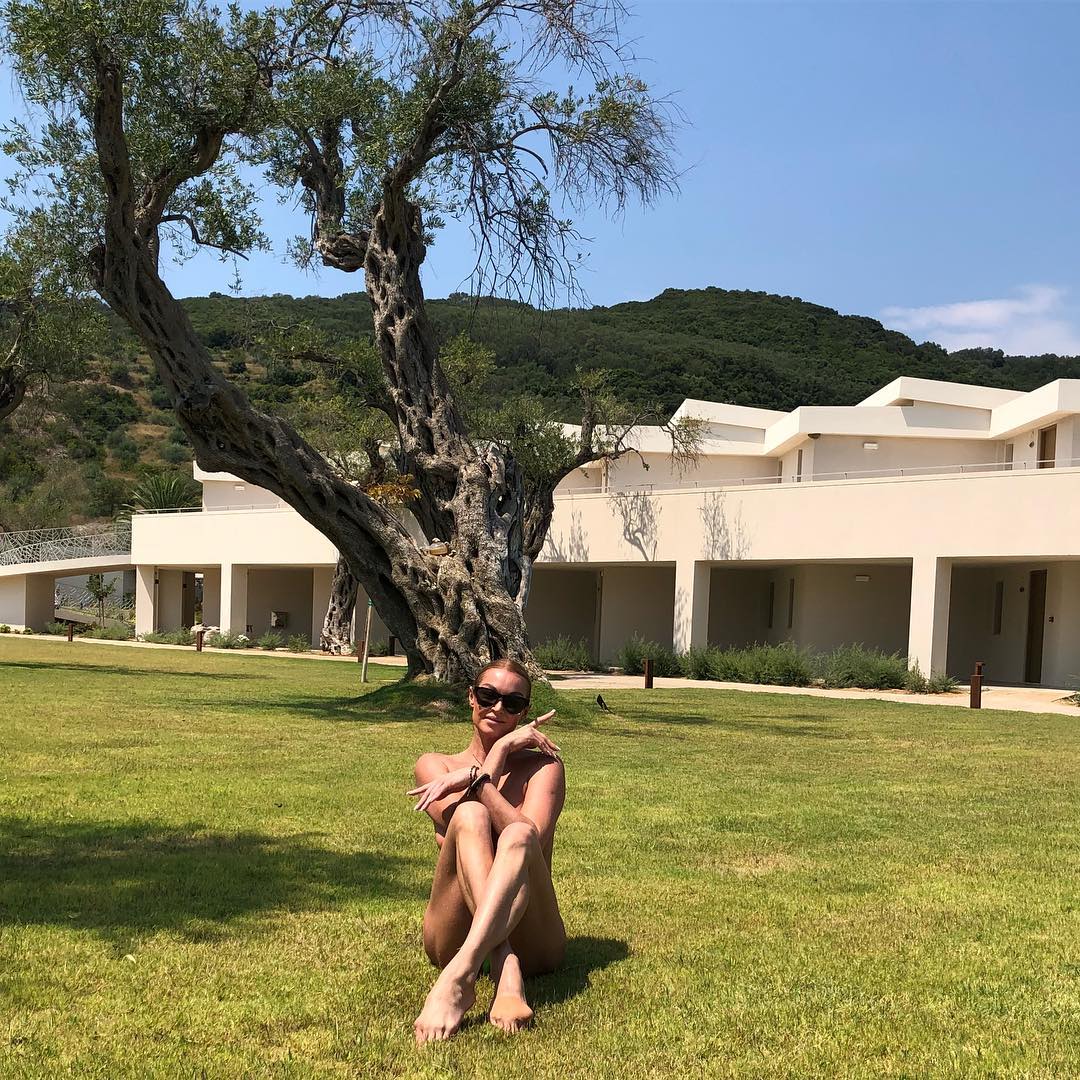 anastasia volocikova a pozat in sinii goi, balet moscova, vedete rusia