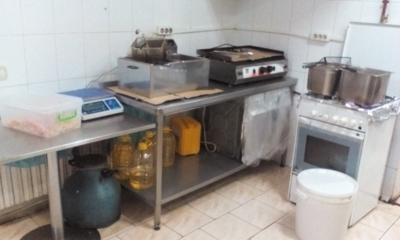 Obișnuiești să mănânci Fast Food, Vezi ce mizerie a depistat ANSA în aceste localuri din Chișinău, republica moldova, masa mincare bucatarie