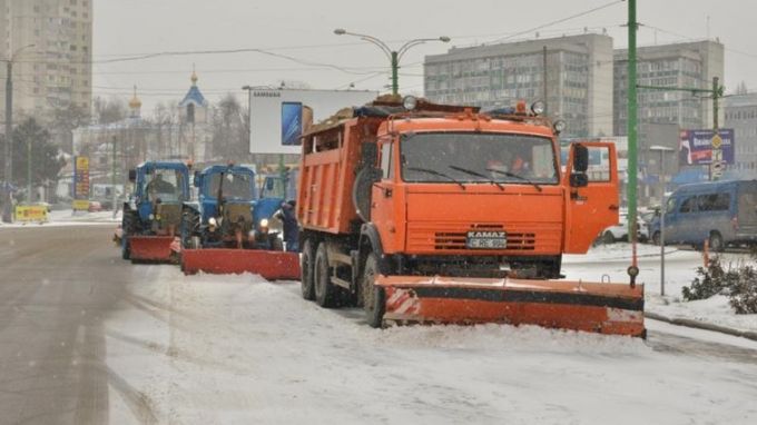 Zeci de autospeciale curătă drumurile, însă din cauza că ninge continuu străzile se acoperă înapoi cu zapada, chiril gaburici guvernul filip pdm, republica moldova chisinau