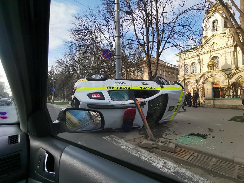 O mașină a poliției Dacia Duster s-a răsturnat într-o intersecție din Chișinău, inp moldova, politia de patrulare, alexandru pinzari politia nationala,