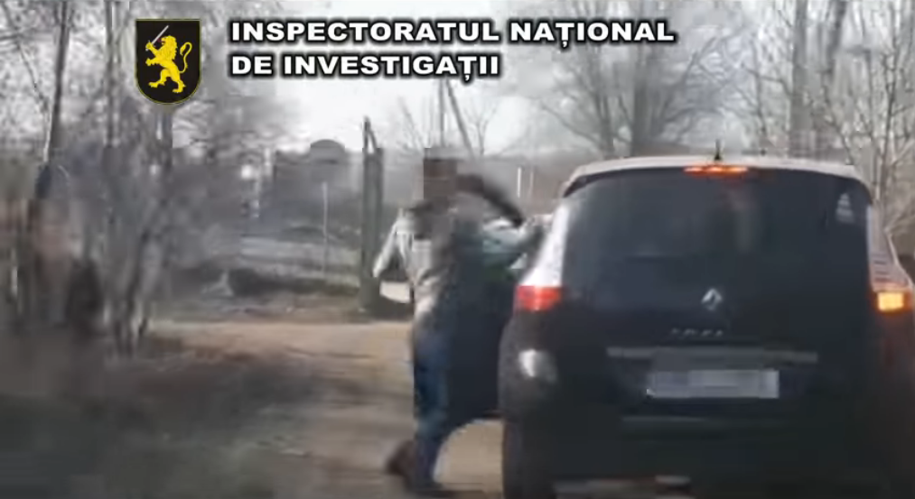 Reținere în forță, 3 traficanți de droguri Chișinău aveau în posesie mărfă de peste 200 de mii de lei, consum de narcotice,