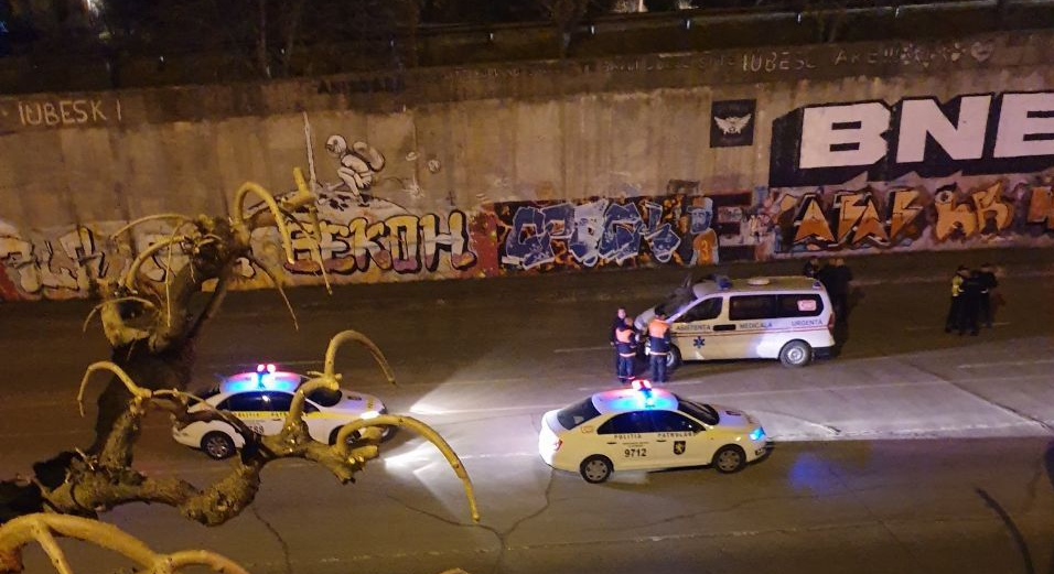 Un pieton a fost lovit de o ambulanță, sub podul de la Telecentru, Victima nu a supraviețuit, politia moldova accident rutier, viteza la volan, pioton a trecut strada neregulamentar
