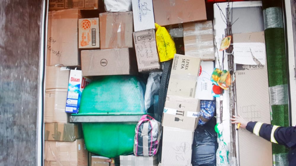 Sute de kilograme de produse intr-un autobus spre Moldova, amenda maxima pentru export illegal, Un șofer moldovean a fost amendat de POLIȚIA ITALIANĂ cu peste 4 mii de euro, i-a fost confiscată și mașina, pentru transportare ilegală de colete din Italia în Moldova,