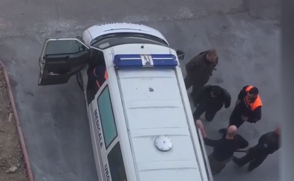 pacient batut de medici, spitalul sfanta treime