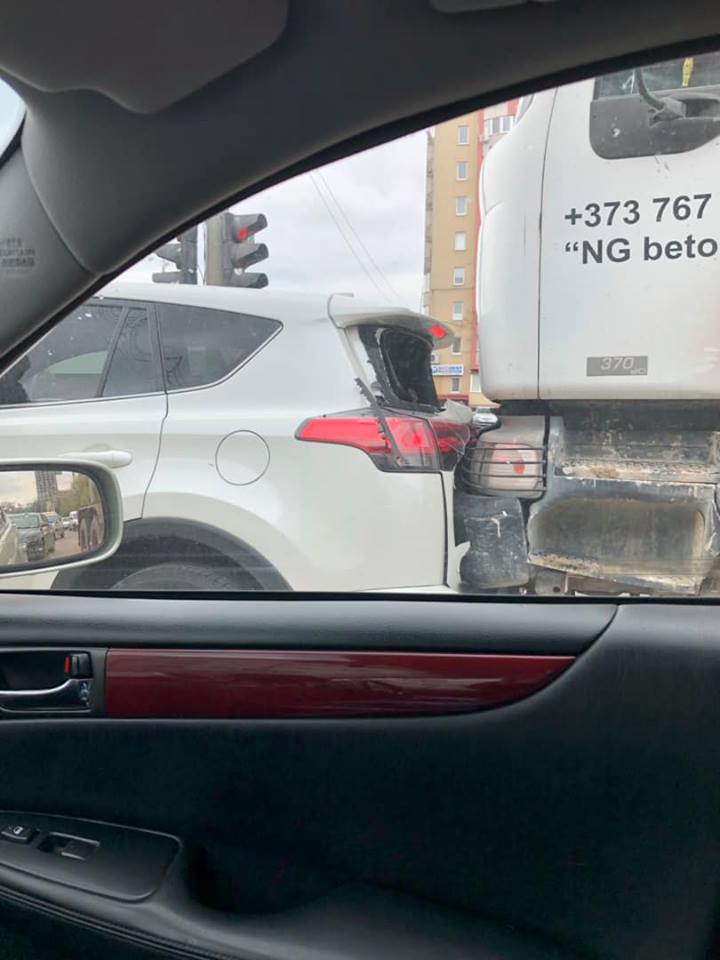 Accident pe str. Mihai Viteazu din Capitală, Un camion a lovit un automobil 4x4, politia moldova, sofer neatent la volan, rcr moldova