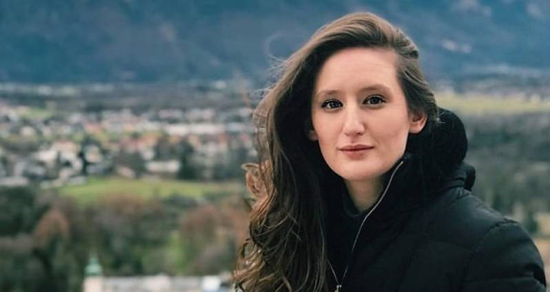 Are 25 de ani, este studentă la facultate și s-a logodit cu profesorul său de 71 de ani, iubire ca in filme, caz real, dragostea nu are virsta, sex eleva si profesorul,