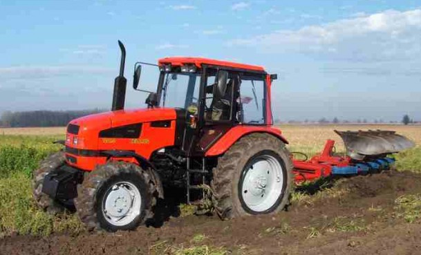 Fermierii din Moldova au început lucrările agricole de primăvară, nicolae ciubuc agricultura, pdm guvernul filip, tractor la arat in camp, taranii la prasit