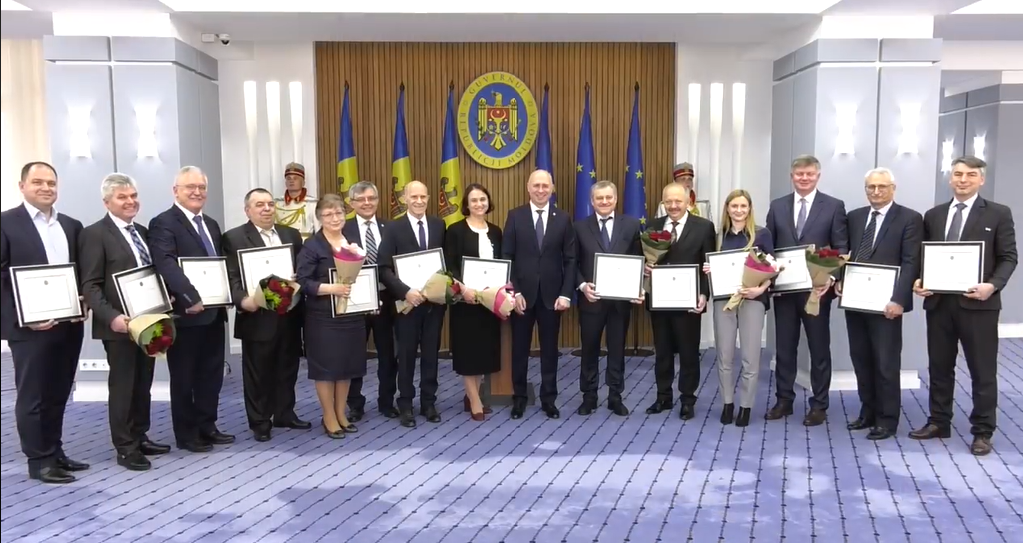 un grup de medici din Moldova au primit Diplome de Onoare din partea lui Pavel Filip, ziua mondiala a sanatatii, medicina modova, pdm filip, partidul democrat din moldova,