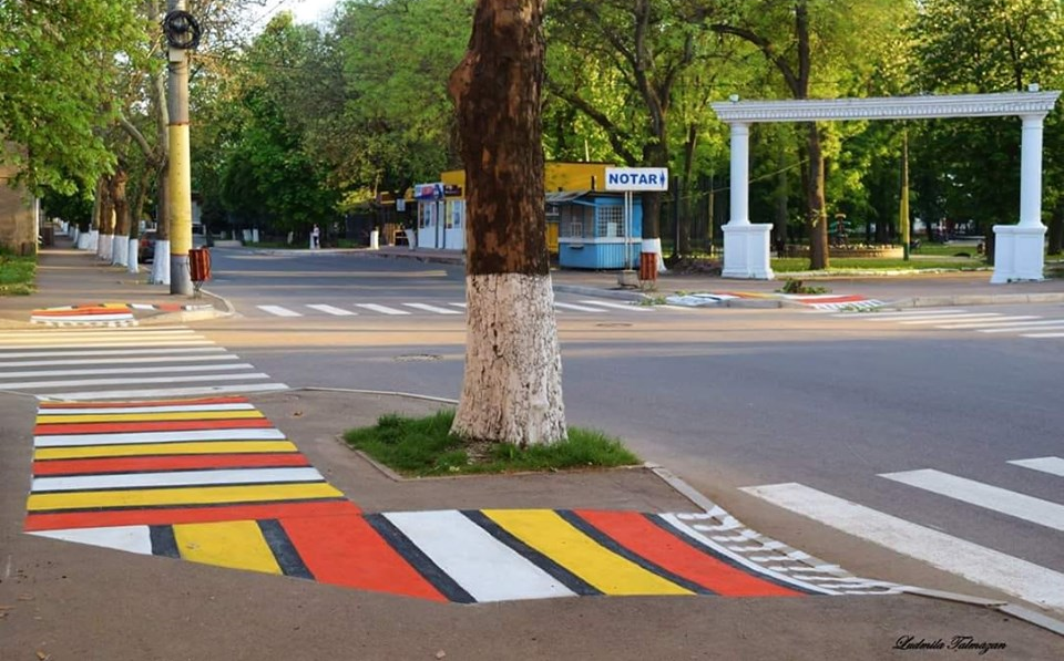 Pe un trotuar din Soroca a fost desenat un covor tradițional, tiganii din soroca, covor moldovenesc,
