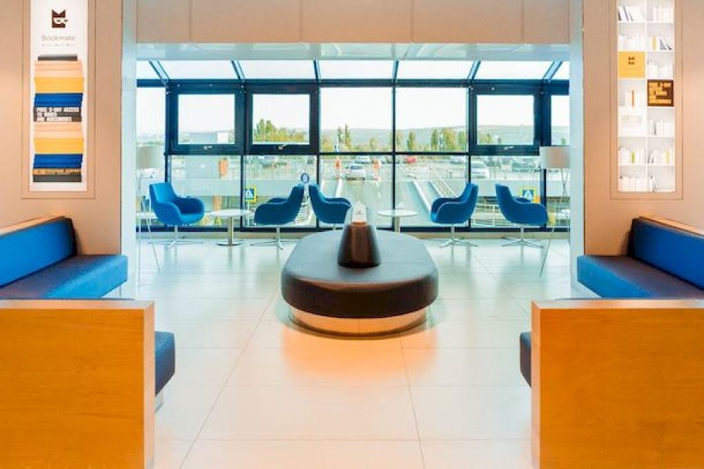 Călătorii care trec prin Aeroportul de la Chișinău vor avea acces gratuit la o bibliotecă digitală, lectura in transport public, cartii bune in limba romana, air moldova,