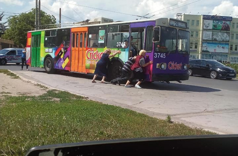 Troleibuz împins de călători: Pensionarii împing, tinerii stău și se uită, transport public moldova,