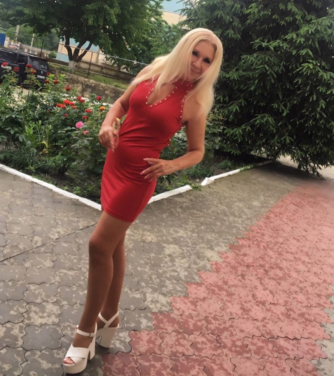 La 60 de ani într-o rochie ca la 30 de ani, Cât de provocator a pozat Tanti Ludmila, ludmila balan dan balan, vedete moldova, mereu tinara si frumaosa,