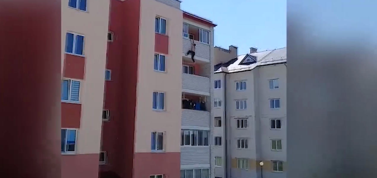 Un alt bărbat a căzut de la balcon, Acesta se ținea cu mânile de balustradă, apoi a căzut în gol de la etajul 5, incident,