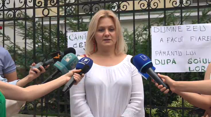 Potest civic în fața Mitropoliei Moldovei împotriva cruzimii preotului Ghenadie Valuță, biserica moldova, mitropolit vladimir, valuta si canele,