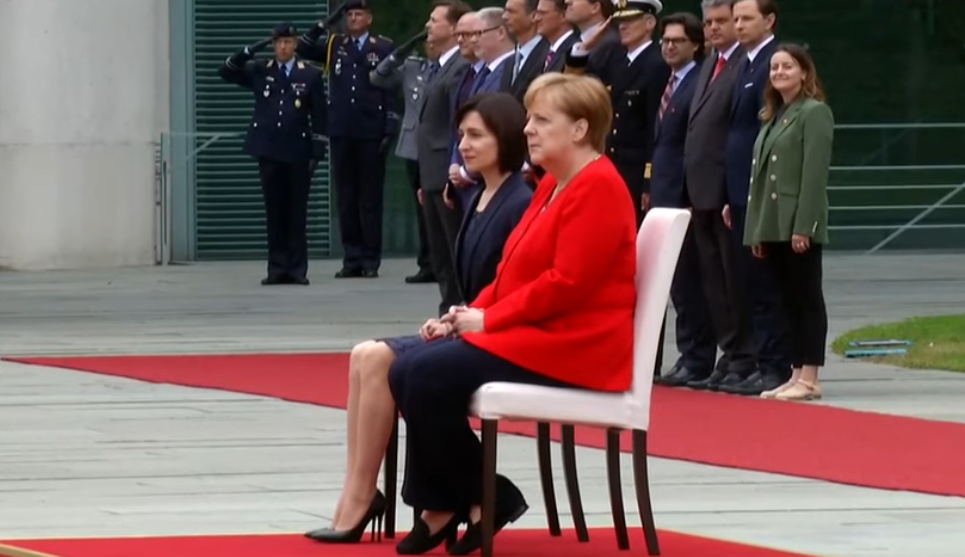 Cancelarul german Angela Merkel ascultă imnul Moldovei așezată pe scaun, ca să nu tremure, angela merkel maia sandu, maia sandu la berlin, moldova germania, integrare europeana,