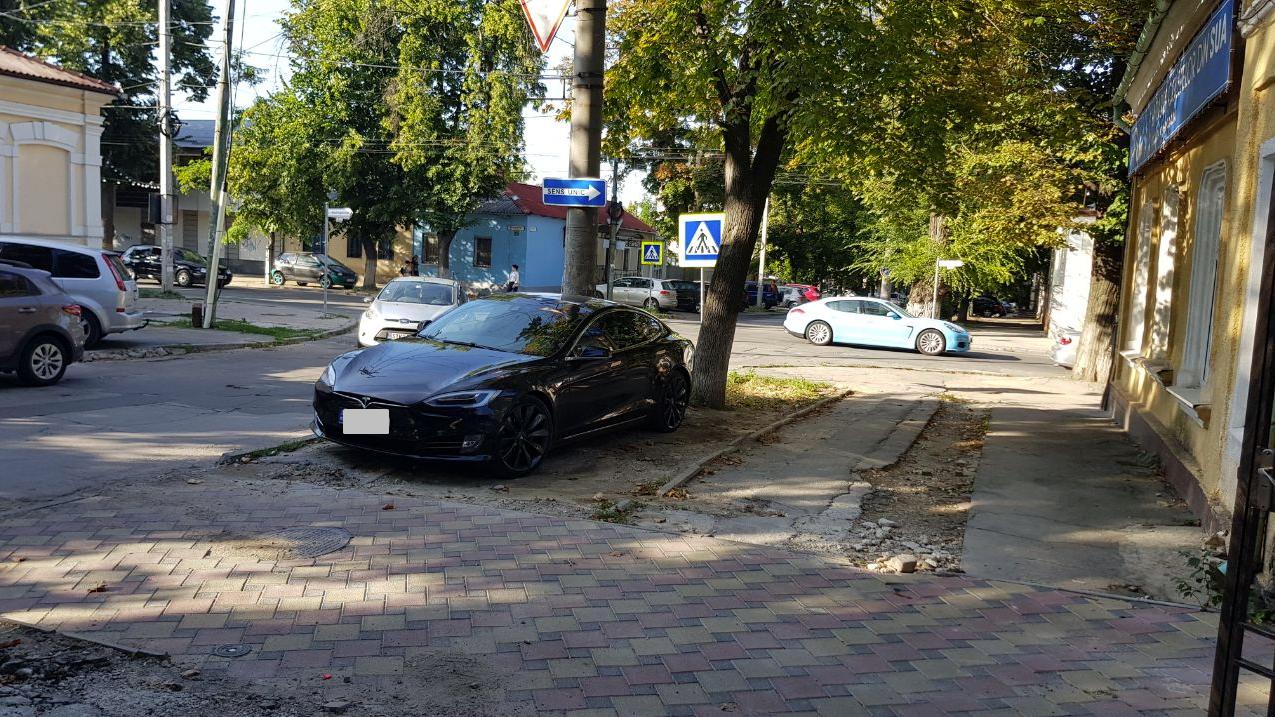Tesla, automobil Tesla, Chisinau, trotuarele din Chisinau