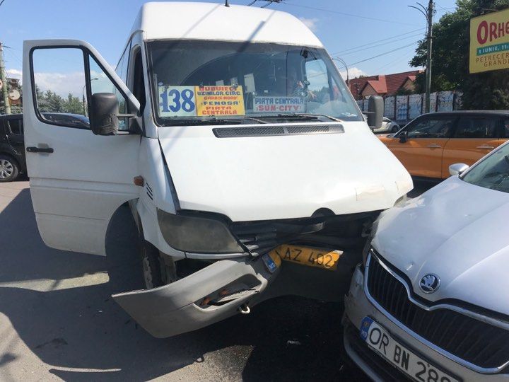 Un microbuz de pe ruta 138 plin cu pasageri s-a tamponat cu un automobil de model Skoda, victimele au fost transportate la spital, politia investigheaza cazul, accidente rutiere chisinau,