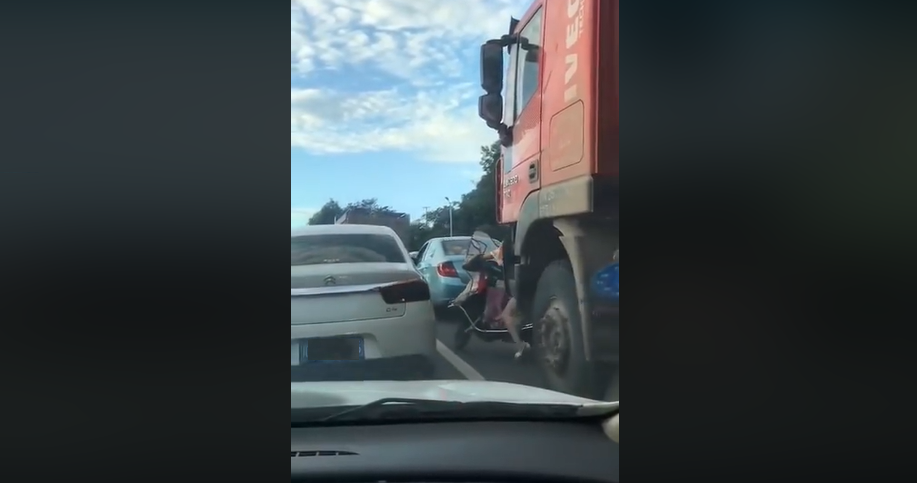 Momentul când o tânără pe un scuter este călcată de un camion în trafic, accindet rutier, politia de patrulare,