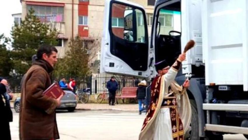 Mașina de Gunoi, sfințită