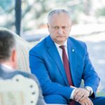Acum câteva minute, la Reședința de Stat de la Condrița, a început întrevederea tete-a-tete între Președintele Republicii Moldova, Igor Dodon și liderul de la Tiraspol, Vadim Krasnoselskii. Aceasta este cea de-a șaptea întrevedere.