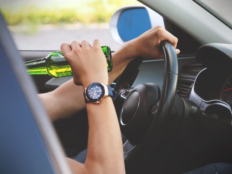 O femeie din Chișinău a urcat beată la volan și a provocat un accident. Instanța a condamnat-o la închisoare