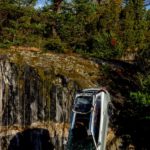 Motivul pentru care Volvo a distrus 10 mașini aruncându-le de la o înălțime de 30 de metri