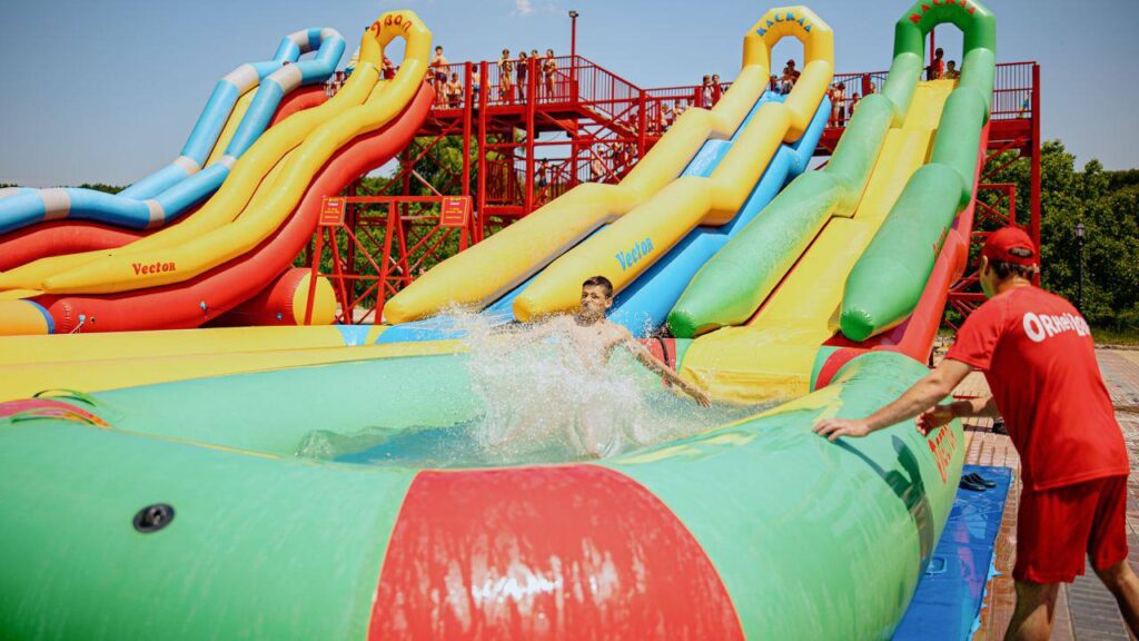 FOTO// OrheiLand, cel mai mare parc de distracții din țară, și-a redeschis porțile