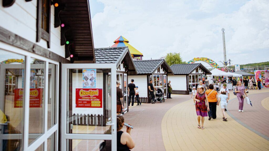 FOTO// OrheiLand, cel mai mare parc de distracții din țară, și-a redeschis porțile