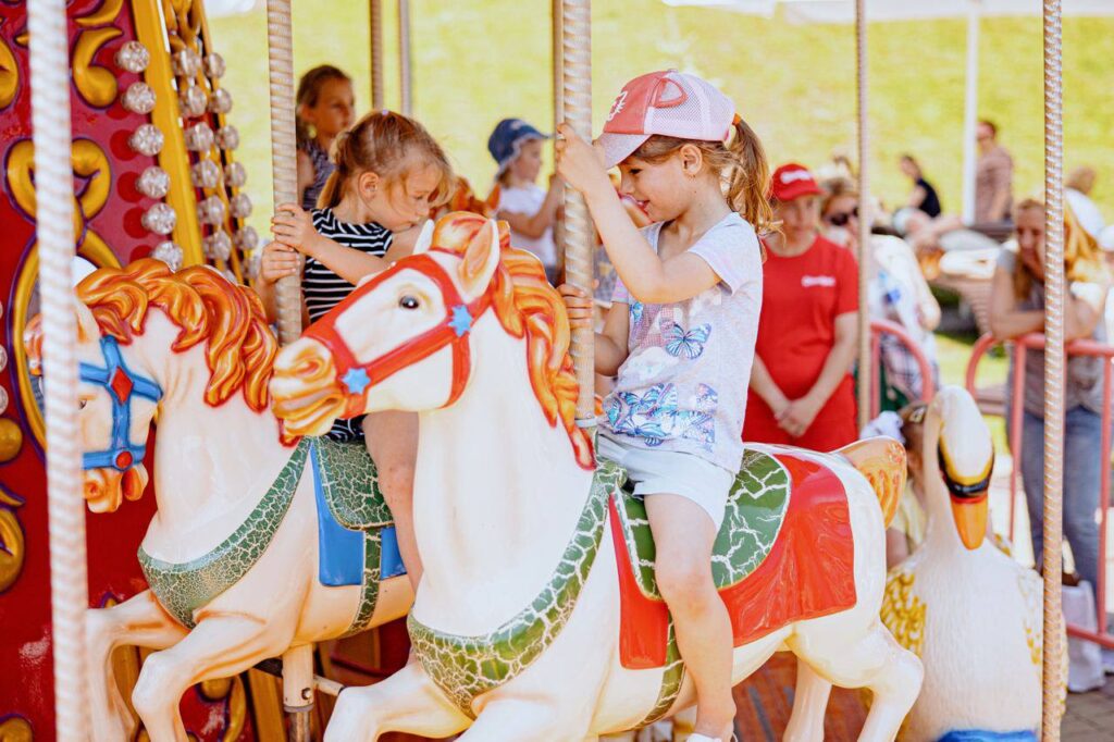 FOTO// OrheiLand, cel mai mare parc de distracții din țară, și-a redeschis porțile