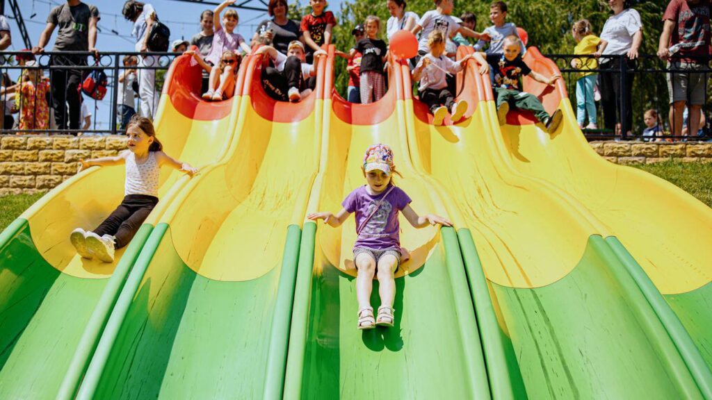 FOTO// OrheiLand, cel mai mare parc de distracții din țară, și-a redeschis porțile