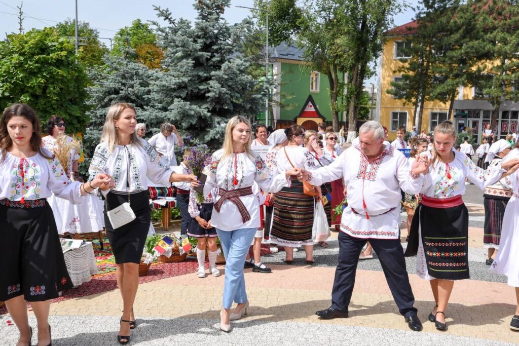 FOTO// Orheiul a găzduit parada portului popular moldovenesc: “Mândru-i portul Orheian”