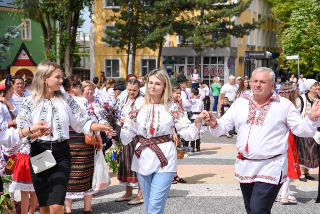 FOTO// Orheiul a găzduit parada portului popular moldovenesc: “Mândru-i portul Orheian”