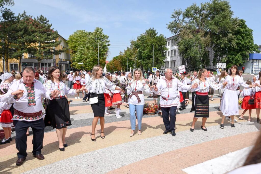 FOTO// Orheiul a găzduit parada portului popular moldovenesc: “Mândru-i portul Orheian”