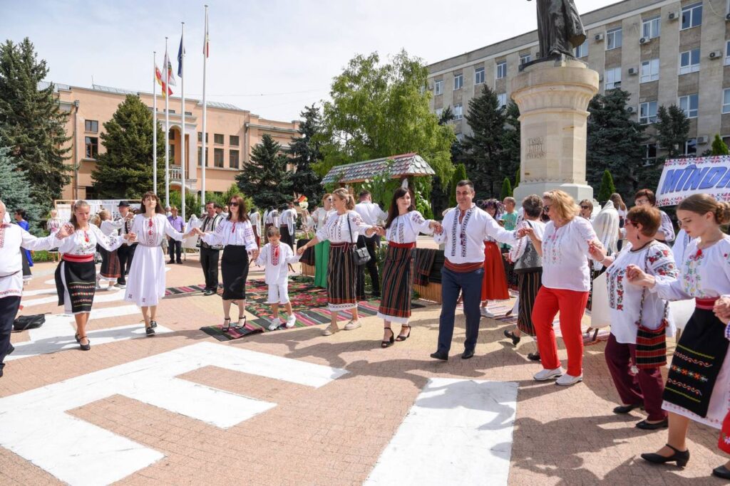 FOTO// Orheiul a găzduit parada portului popular moldovenesc: “Mândru-i portul Orheian”