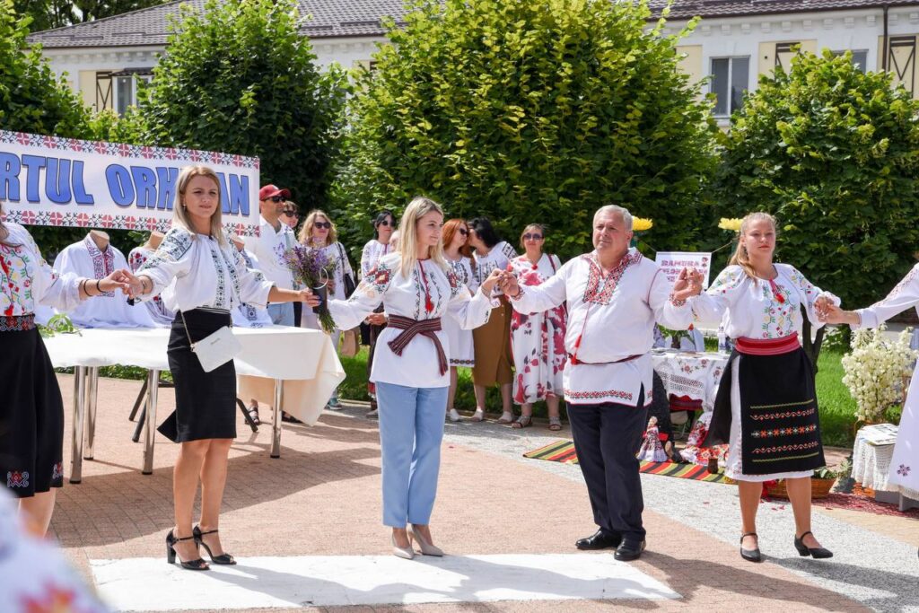 FOTO// Orheiul a găzduit parada portului popular moldovenesc: “Mândru-i portul Orheian”