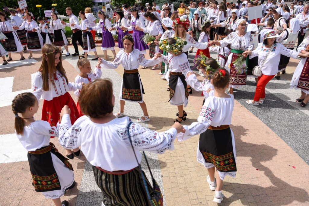 FOTO// Orheiul a găzduit parada portului popular moldovenesc: “Mândru-i portul Orheian”