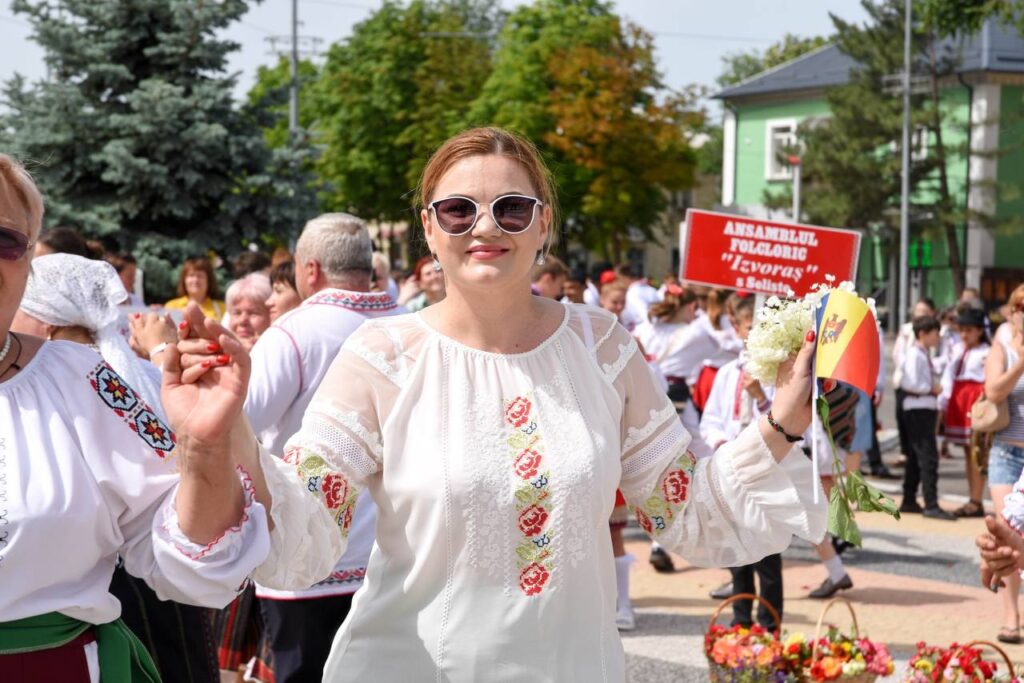 FOTO// Orheiul a găzduit parada portului popular moldovenesc: “Mândru-i portul Orheian”