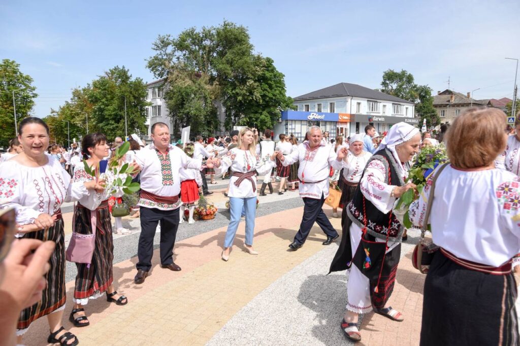 FOTO// Orheiul a găzduit parada portului popular moldovenesc: “Mândru-i portul Orheian”