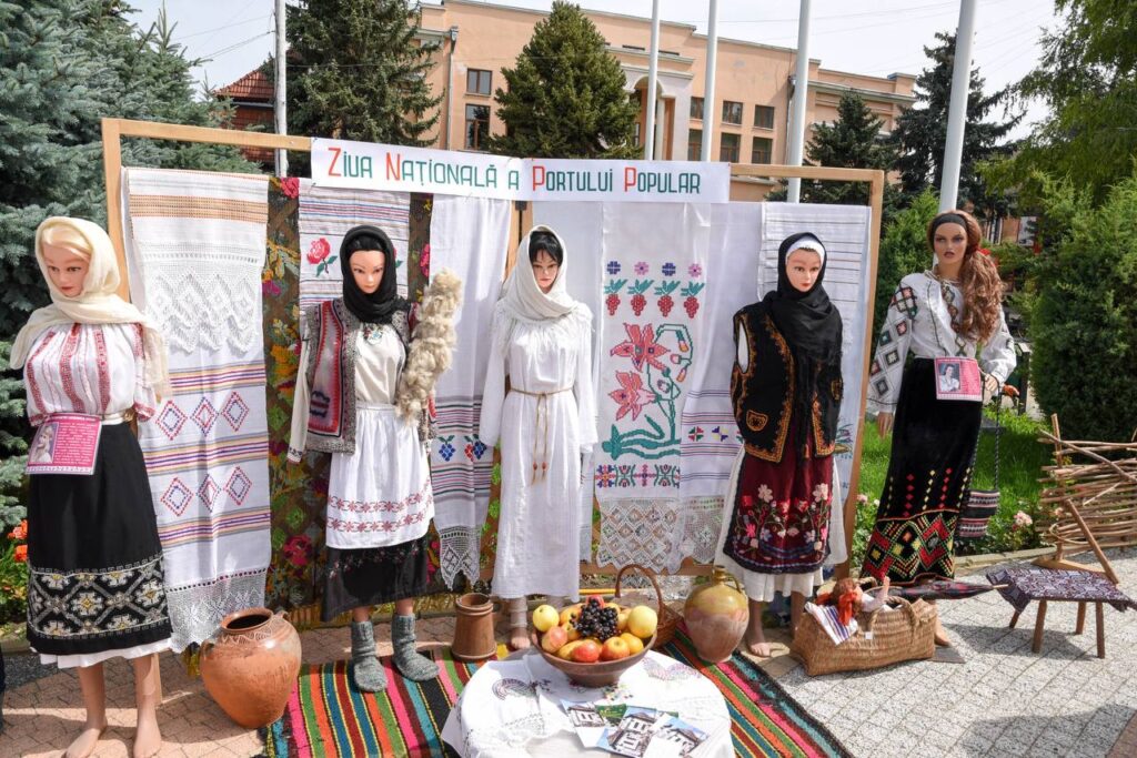 FOTO// Orheiul a găzduit parada portului popular moldovenesc: “Mândru-i portul Orheian”