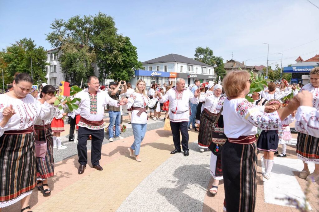 FOTO// Orheiul a găzduit parada portului popular moldovenesc: “Mândru-i portul Orheian”