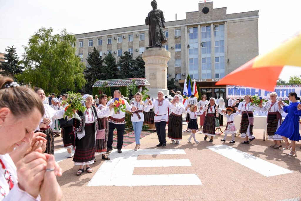 FOTO// Orheiul a găzduit parada portului popular moldovenesc: “Mândru-i portul Orheian”